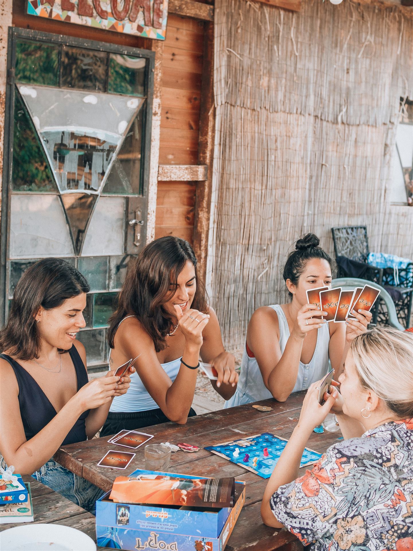 Amigas jogando cartas ao ar livre