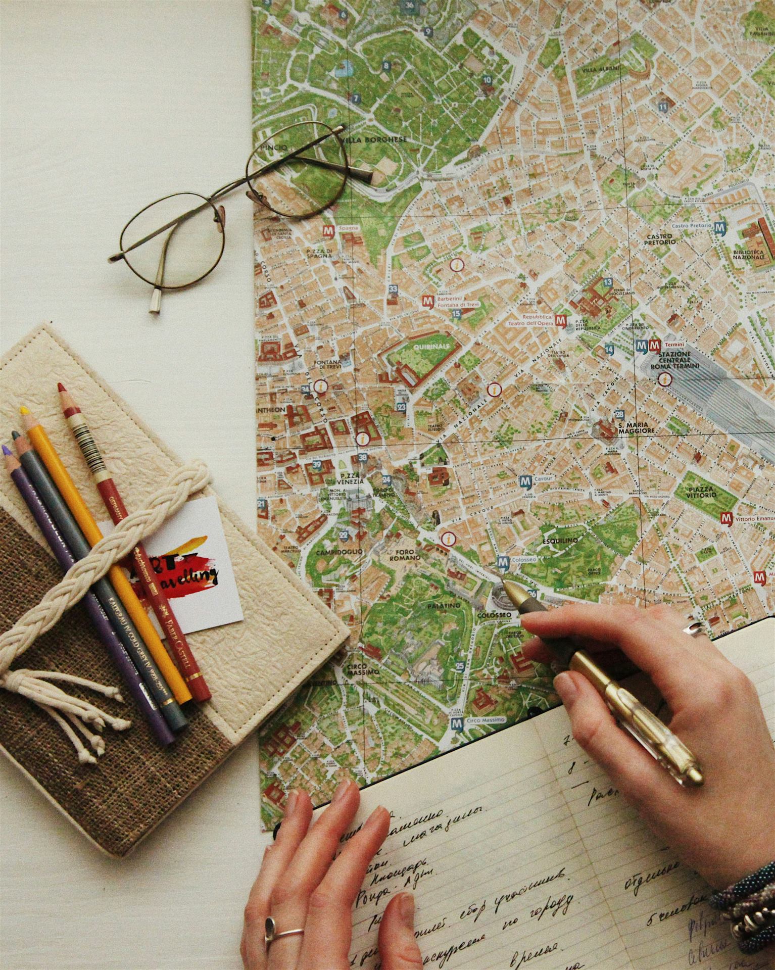 Diário de viagem e mapa sobre a mesa