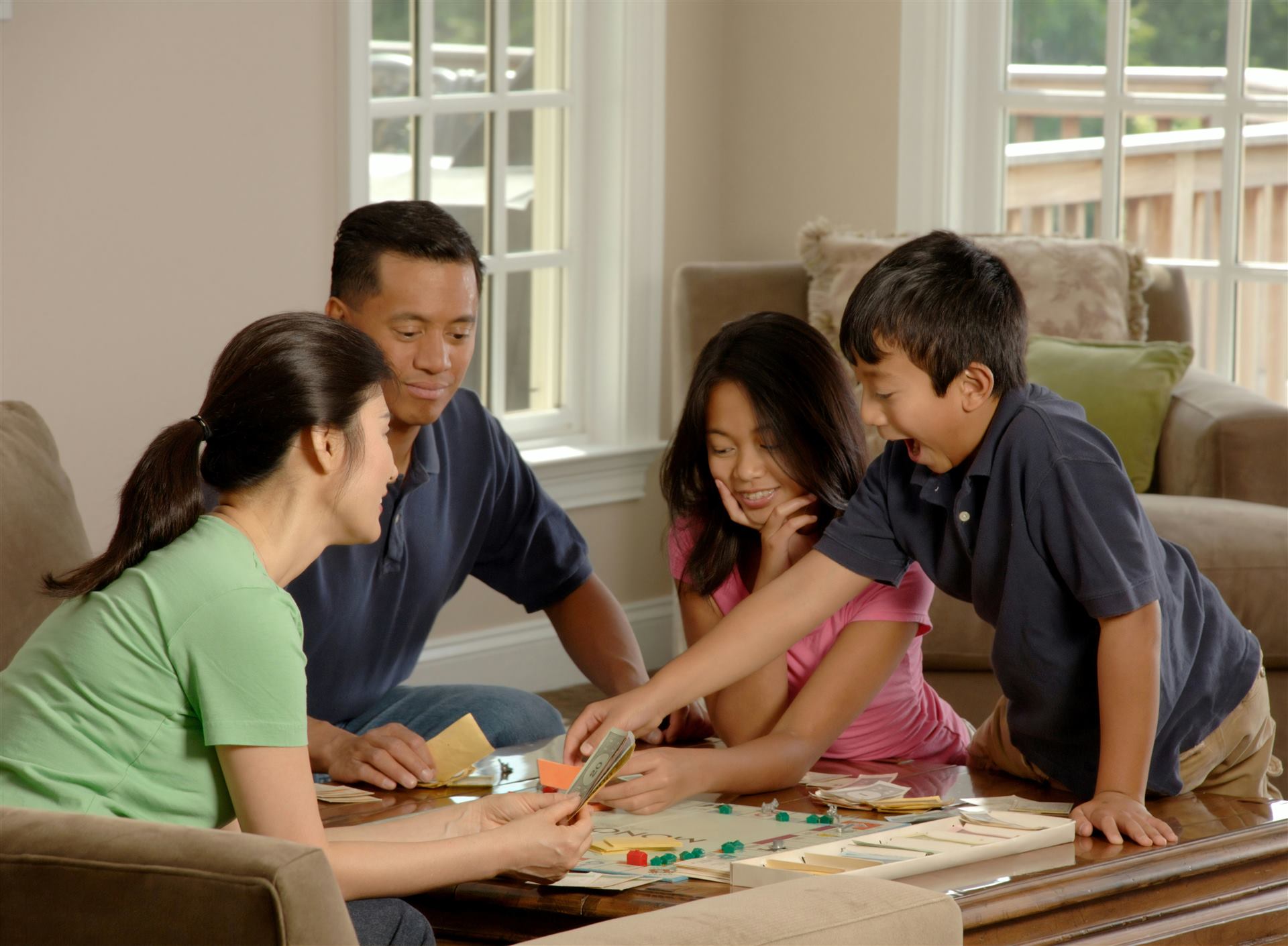 Família reunida jogando um jogo de tabuleiro